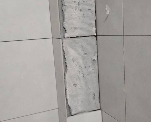 黔东南瓷砖空鼓维修公司分享下瓷砖施工前基层浇水润湿程度不足，可能导致以下问题